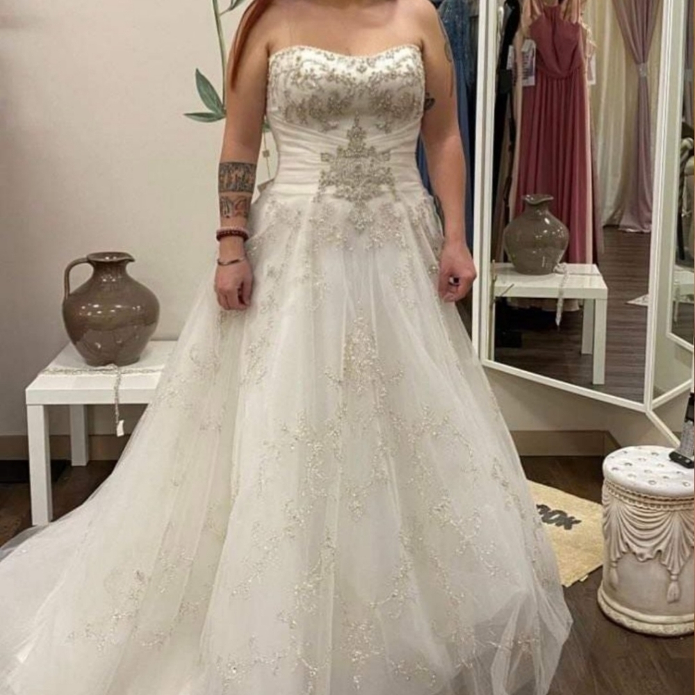 Wedding dress sz 12 casablanca